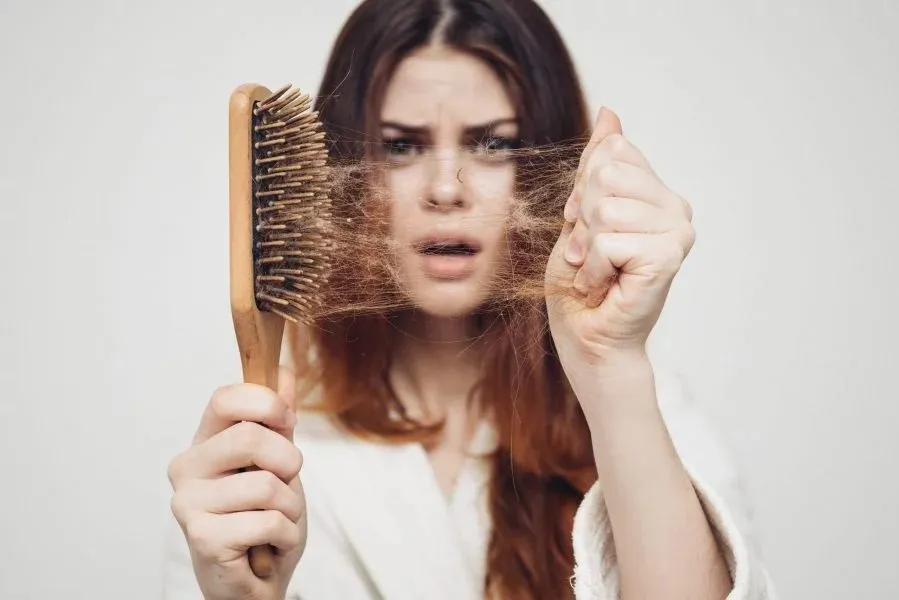 Queda de cabelo na mulher: causas e tratamento