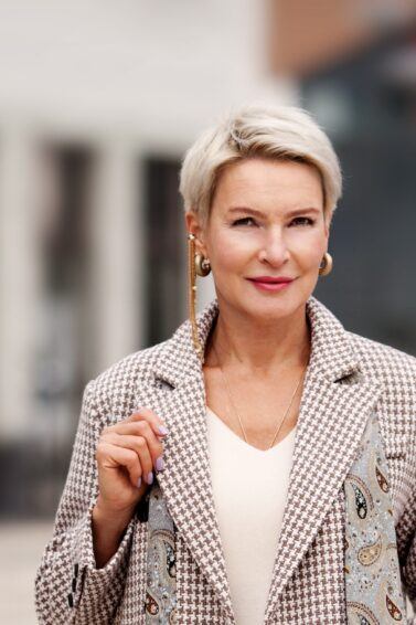 18 Wash and Wear Haircuts for Women Over 60: Effortless Elegance